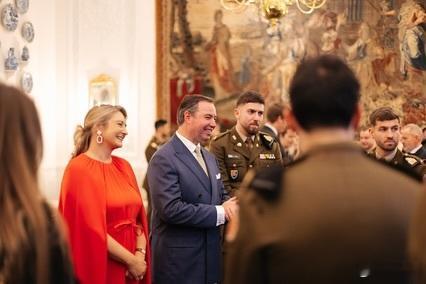 卢森堡王室🇱🇺12月9日，纪尧姆大公和大公夫人斯蒂芬妮为参加国际维和任务的