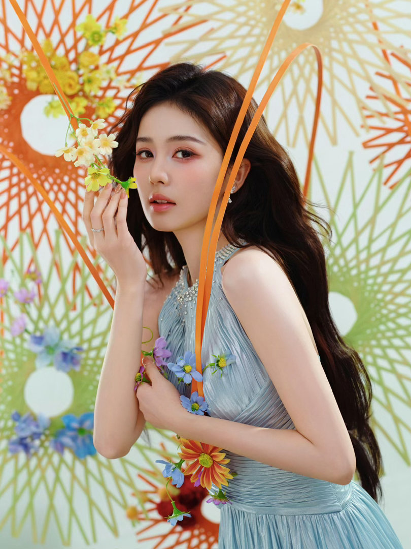 白鹿身着蓝色长裙礼服清冷明媚白鹿在《奔跑吧14》发布会上以一袭KNIGHTLY