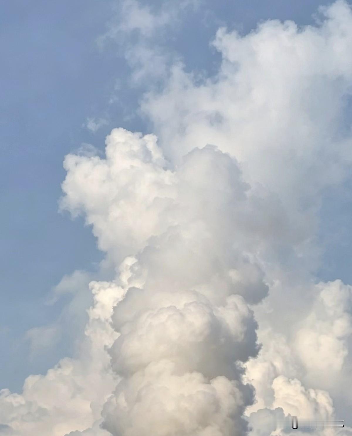 夏日生活打卡季澄澈蓝天之上，大朵蓬松的白云层层堆叠，像绵软的棉花肆意舒展。微风漫