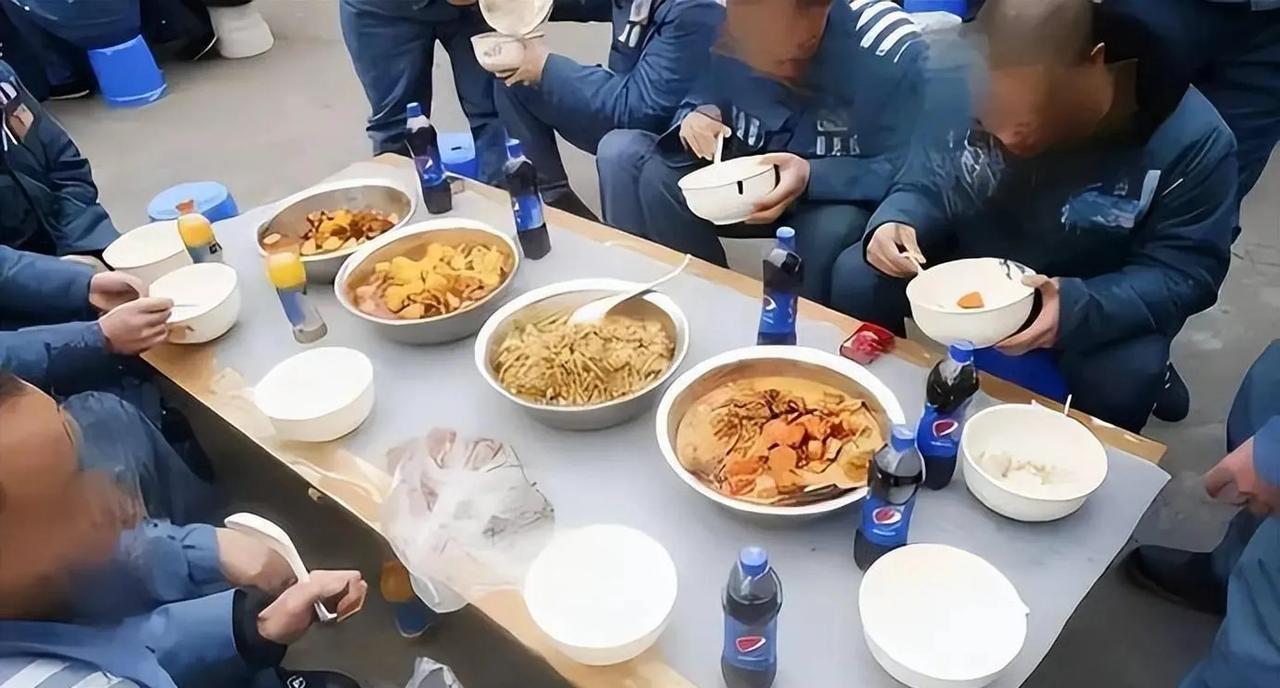 监狱里的犯人不需要自己交伙食费，其伙食费用由国家财政支付。根据《中华人民共和国监