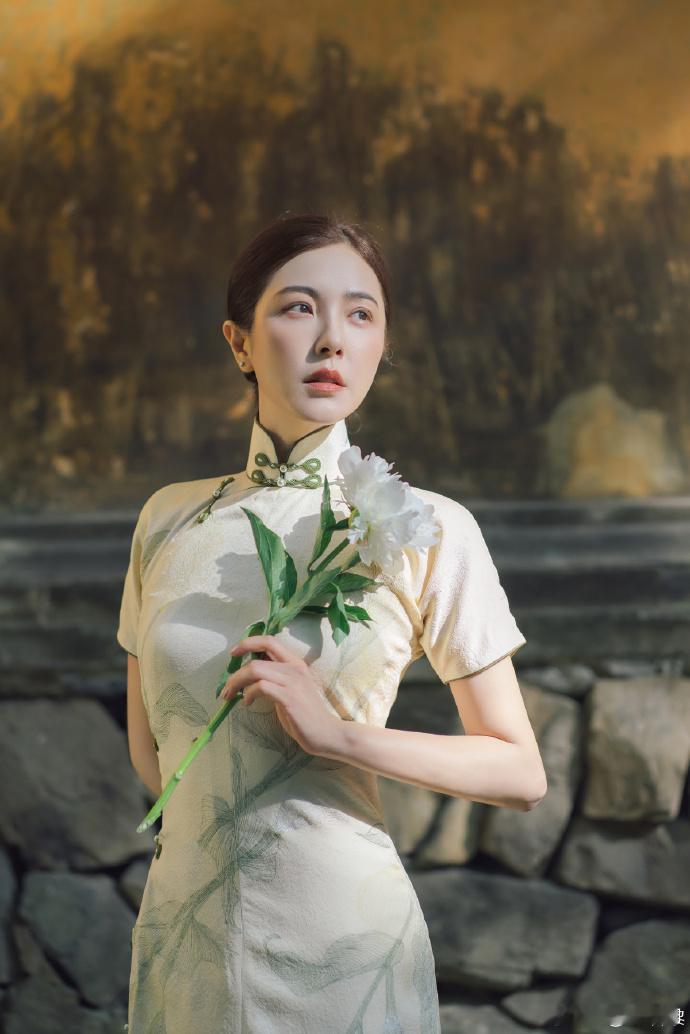 曾黎旗袍造型好温婉曾黎旗袍美人来了难得兼具骨相美感与曼妙身材，修身旗袍尽显曲线
