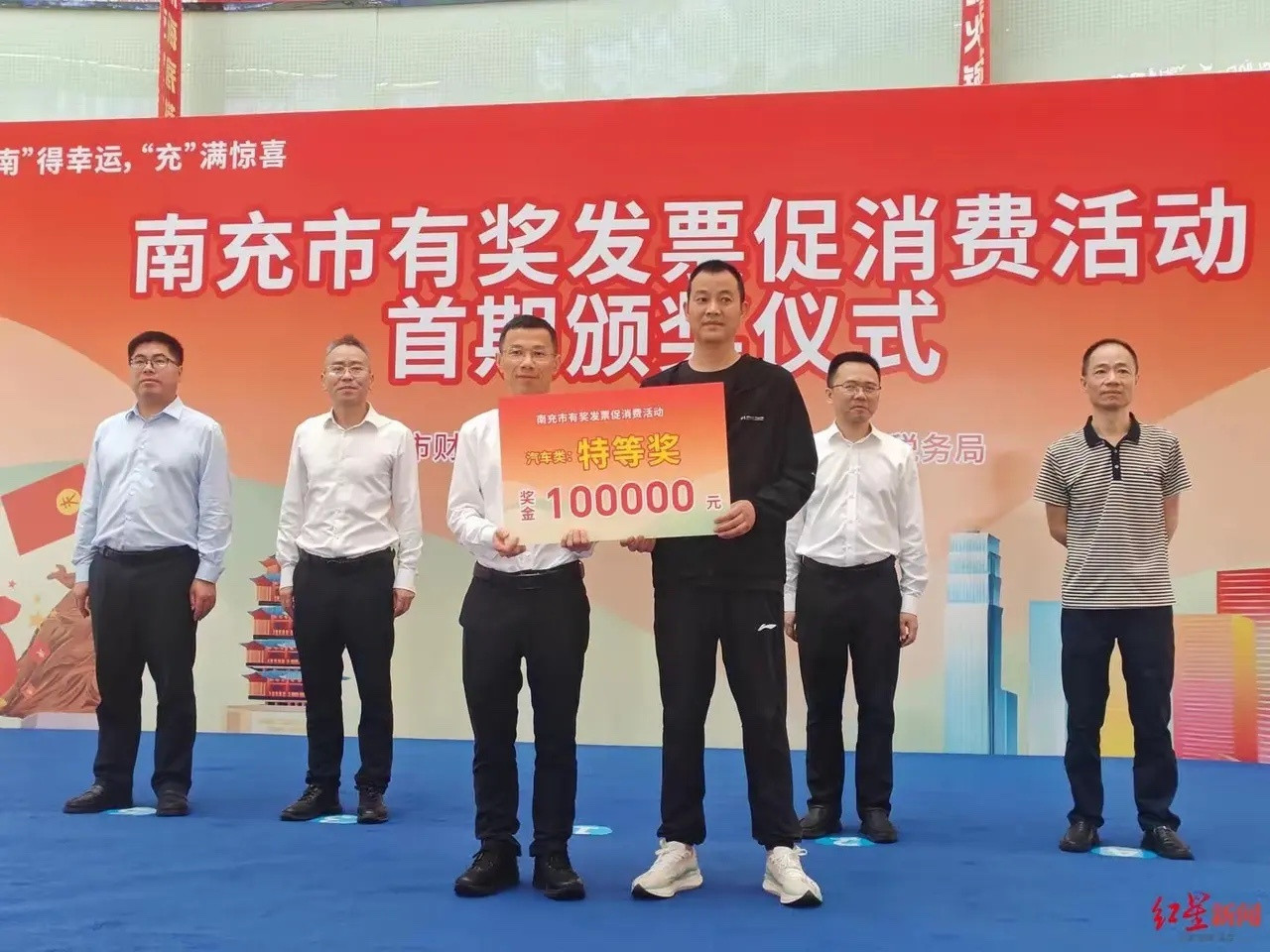 男子花9.6万买车抽奖中10万这是什么神仙运气！""别人买车花钱，他买车赚钱""