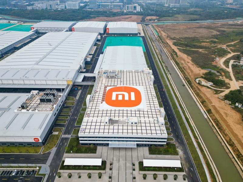 一位网红跑到小米工厂附近的停车场，想看看小米的工人们都开什么车。结果竟发现，开小