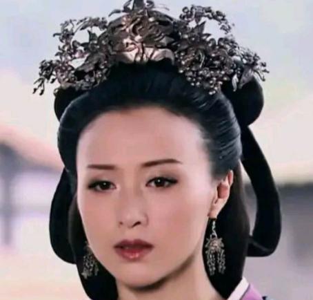 公元前195年，刘邦去世，薄姬跪在他的灵前痛哭。此时吕后走来，对她温柔地说：“你