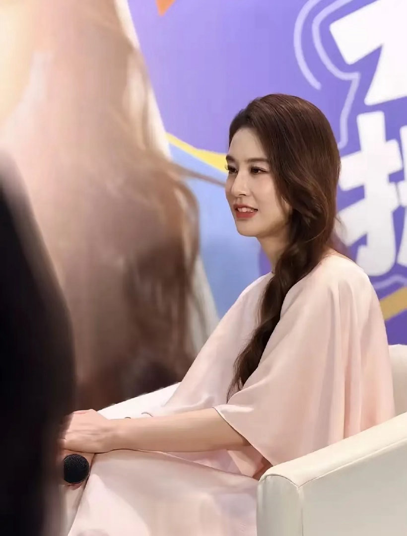 黄圣依和杨子离婚后，人生简直开挂了，她终于活成闪闪发亮的光！录综艺、出货进修、写