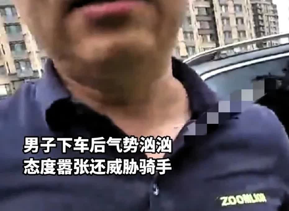 “嚣张男，再厉害，也厉害不过网友的深扒啊！”近日，一男子骑着摩托车，在路上行驶，