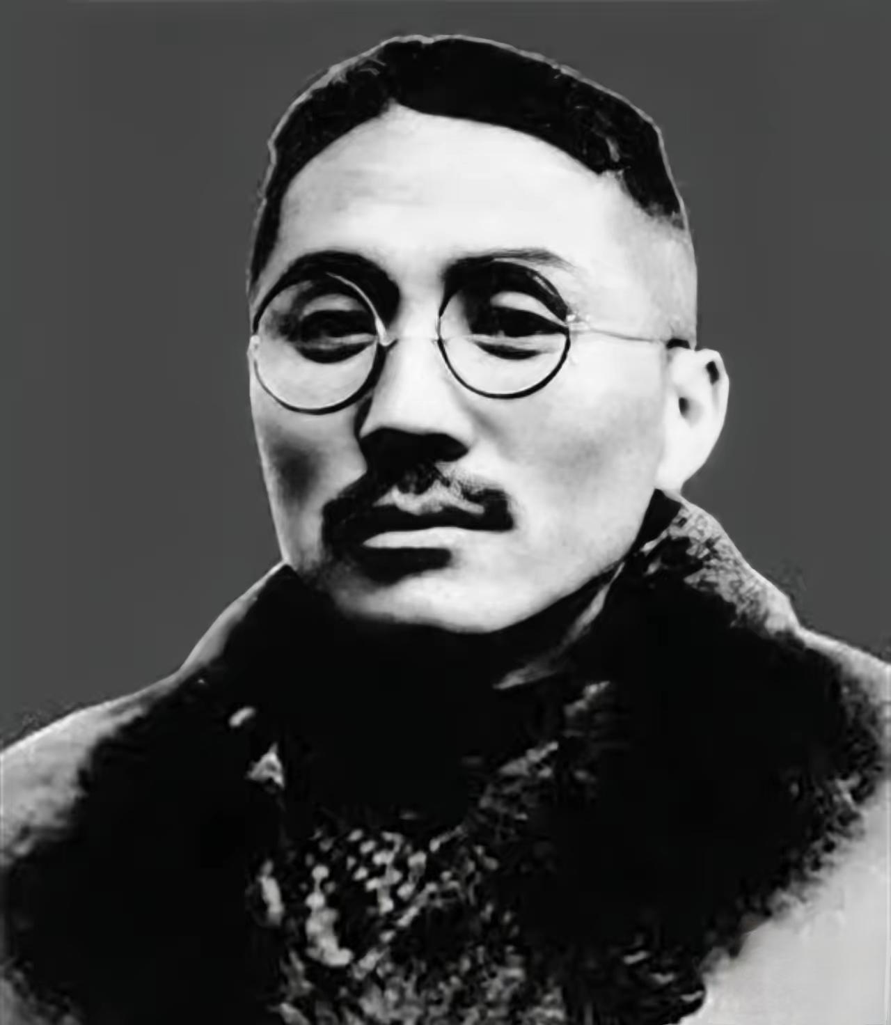 那天黄昏的风里都带着铁锈味。王亚樵的死讯还没传到巷口，黑衣人就踹开了木门。妻子郑