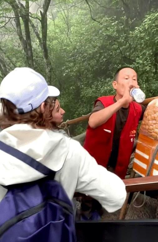 最近，一段连背景音乐都没有的黄山短视频，在网上传开了。视频里只有一个金发外国女