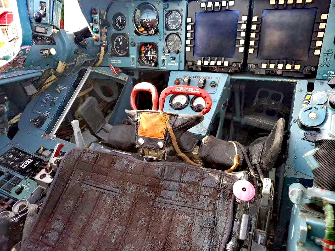 战机欣赏：苏−47“金雕”技术验证机座舱内部细节照片。该机仪表仍然采用了机械式和