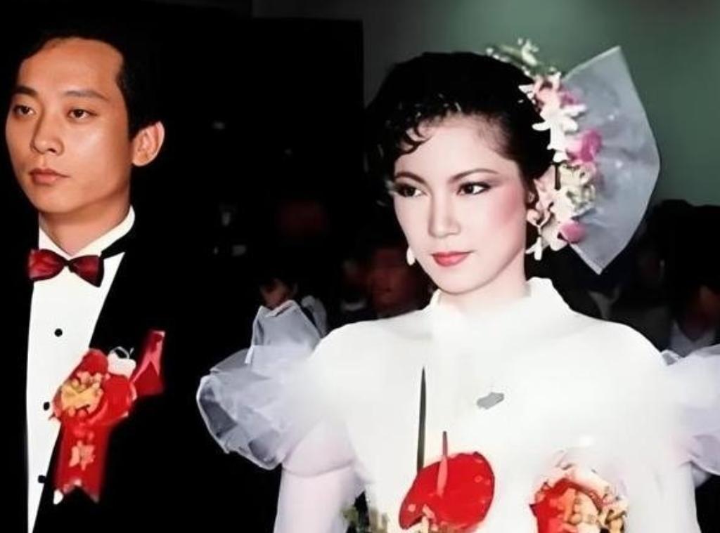 1985年，叛逃的飞行员萧天润和台湾美女主播张德芬结婚了，婚礼上，萧天润满面春风