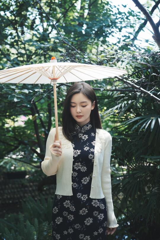 江南的风，她都穿在身上☔️