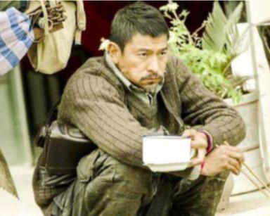 2015年，刘德华在拍摄《失孤》时，蹲在地上吃盒饭。一个内地明星耍大牌道：“这盒