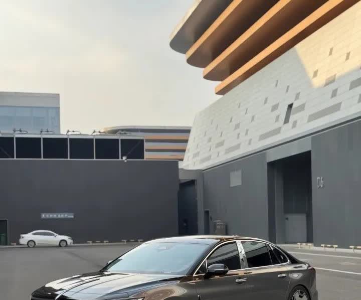 红旗当年是什么？曾经高官的专用座驾，我朋友跟我说红旗H5不能买，小问题太多，中控