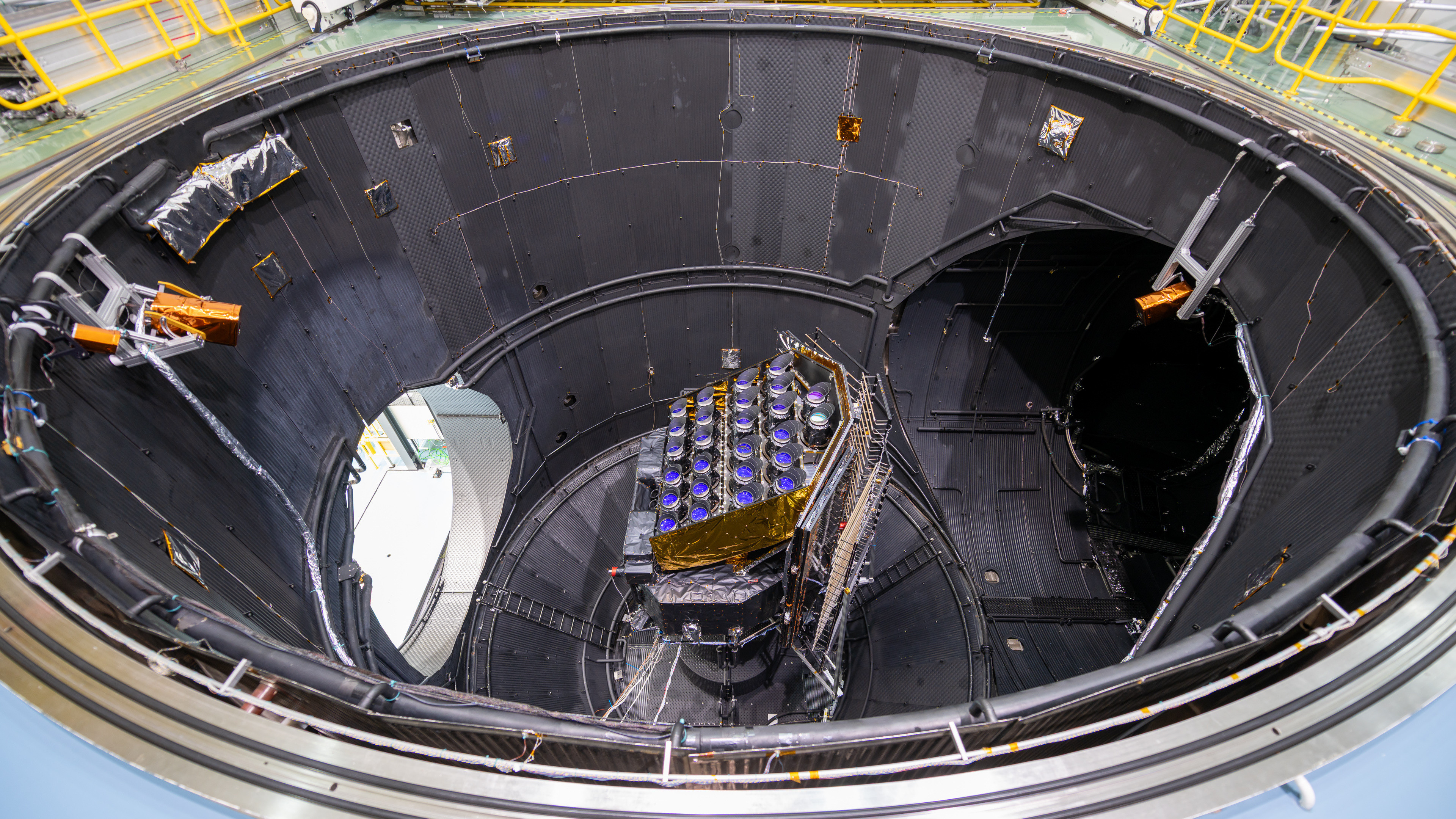 【欧空局PLATO探测器完成大型空间模拟器入舱，启动空间环境验证试验】欧洲空间局