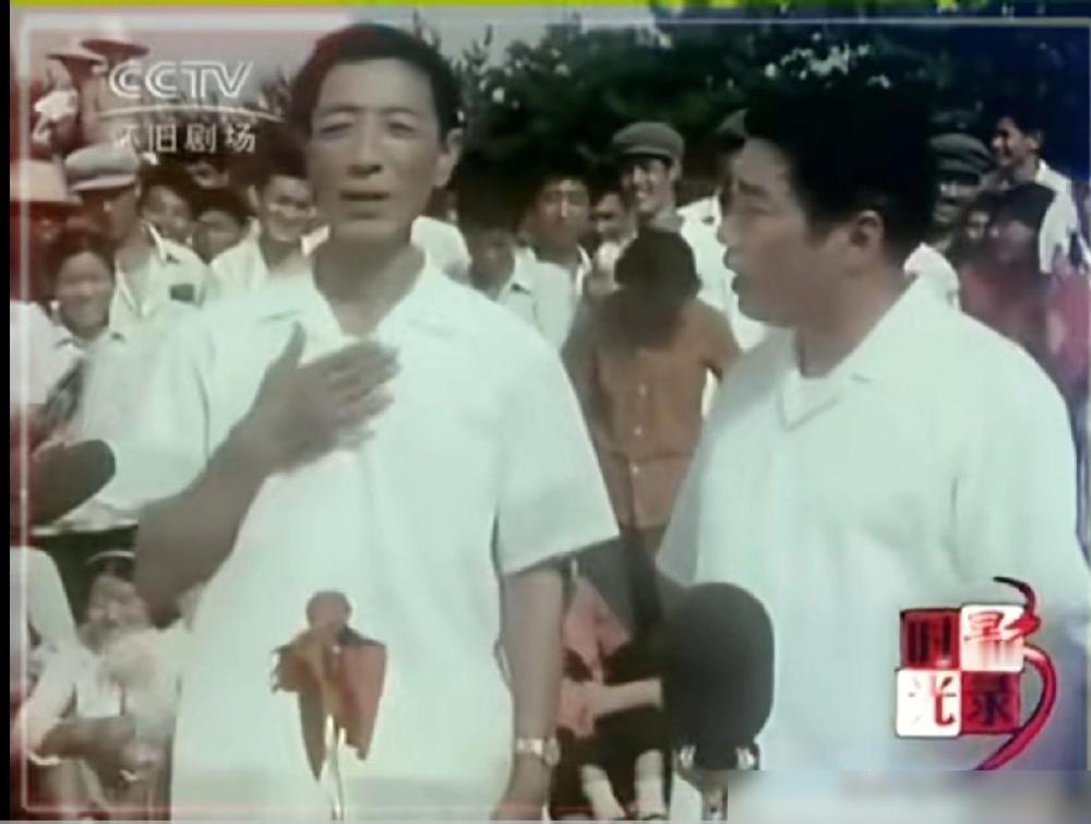 某位相声演员直播时提到，杨振华先生当年到天津演出，后台四个保镖围着他，躺在躺椅上