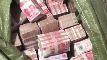 2010年，河南安阳的一对农民夫妇一年挣了一个亿，却不敢大胆花，反而将其中的80