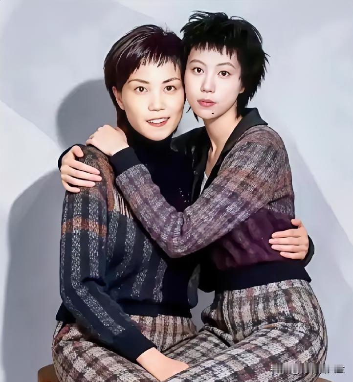 窦靖童那股子随性劲儿，确实随了王菲，可这回母女俩算是杠上了。听说窦靖童压根没