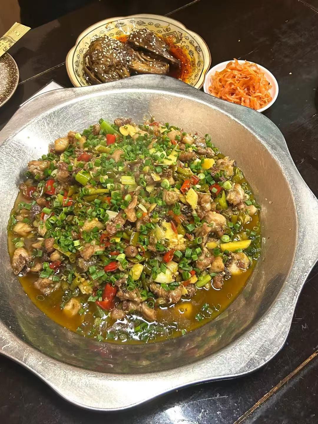 四川小县城成都金堂县金堂就是这样一个地方：它不远，离成都就一个小时；它很美，有