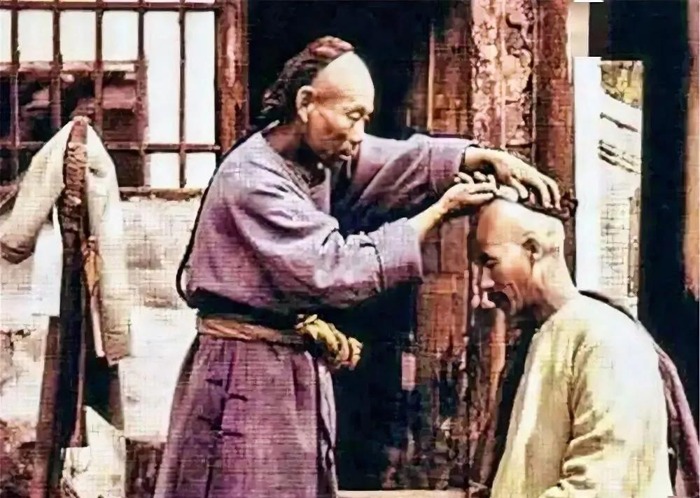 剃发易服到底严不严重？有一部电影叫《唐探1900》，这部电影里面有个满洲八旗，