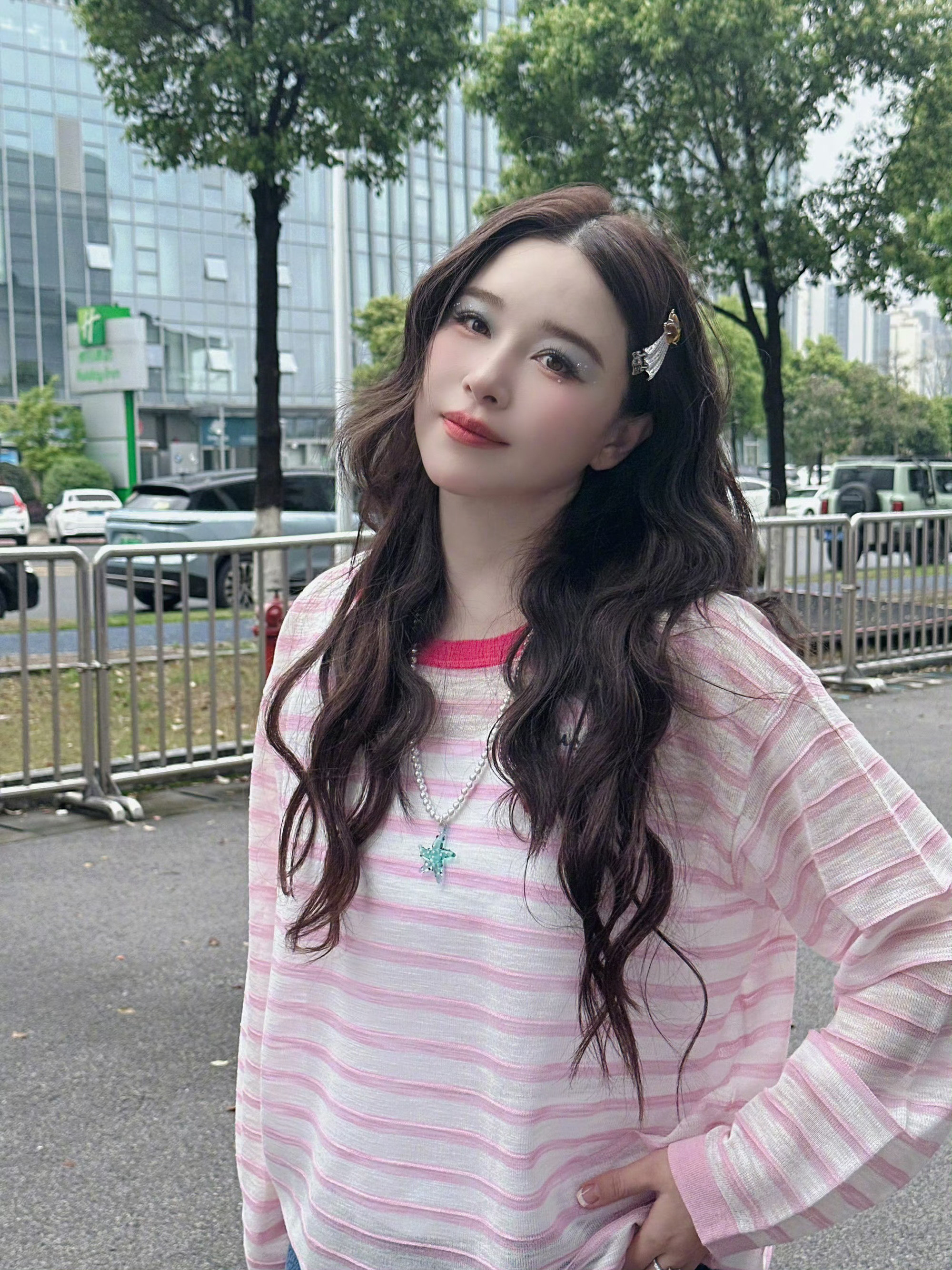 阚清子乘风2026一组乘风2026的明信片到达街拍镜头里是明媚鲜活的甜妹，练歌