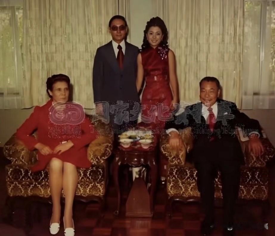 1973年，蒋孝勇与方智怡结婚时与父母蒋经国、蒋方良的合影。蒋家上下，尤其是宋美