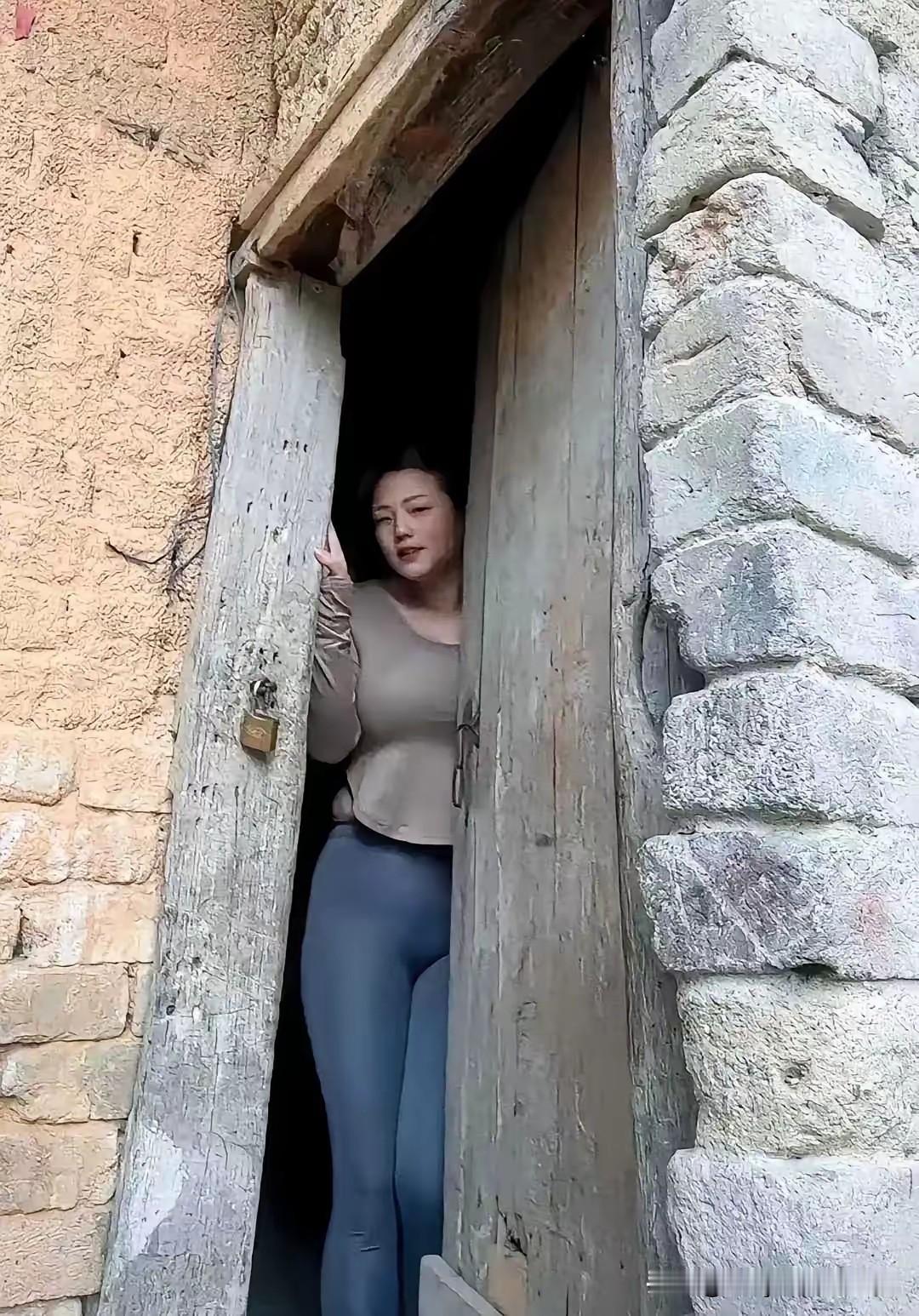 这让我想起了一句诗：春色满园关不住，一枝红杏出墙来……