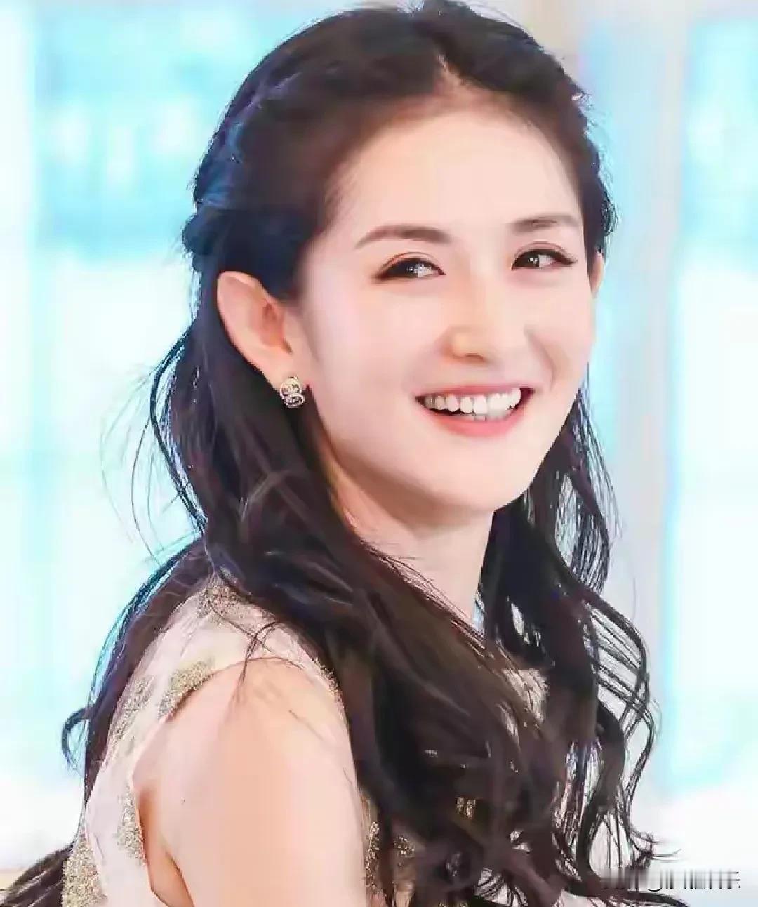 谢娜，高调发文！5月19日，主持人谢娜凭一句话把自己送上了热搜。当日，谢娜