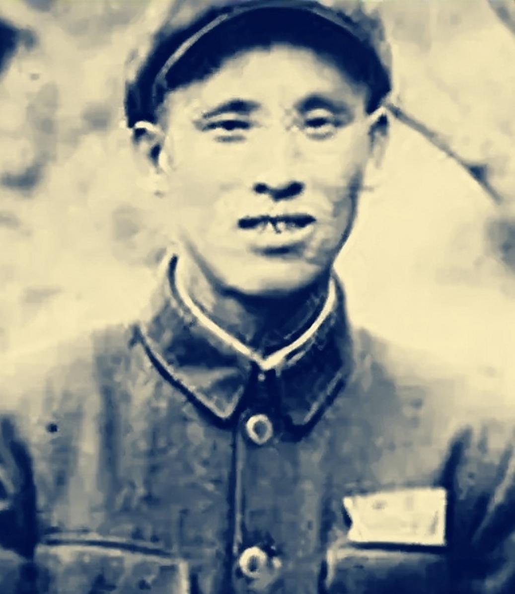 1960年代初，盘锦大洼子农场副场长吴成德正带领职工晒粮，突然有辆小车缓缓驶来。