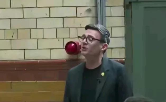 《泰晤士报》报道，当地时间10日，英国执政党工党，竞选委员会发布消息证实，由于已