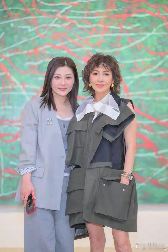 60岁刘嘉玲新烫了泡面头年轻25岁，一身工装打扮，美得像换了个人