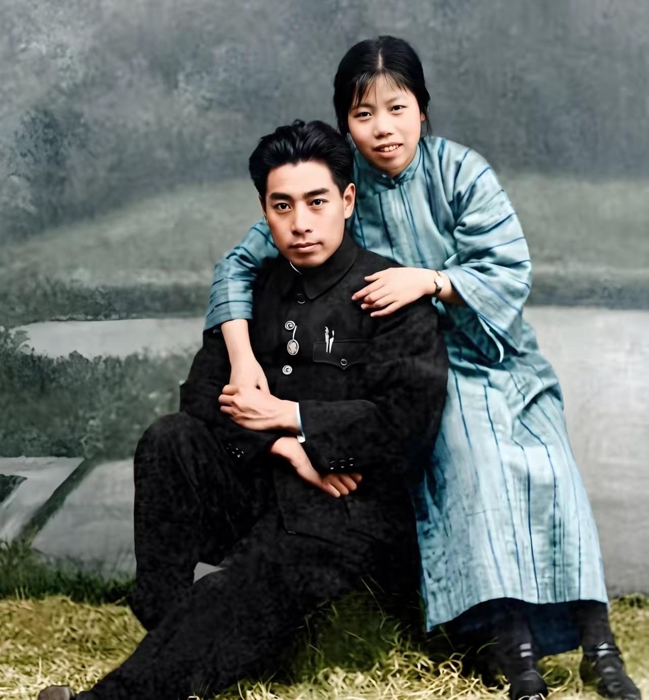 是周总理和夫人邓颖超年轻时的样貌，都看看吧，周总理英俊儒雅，邓颖超笑容温暖，这才