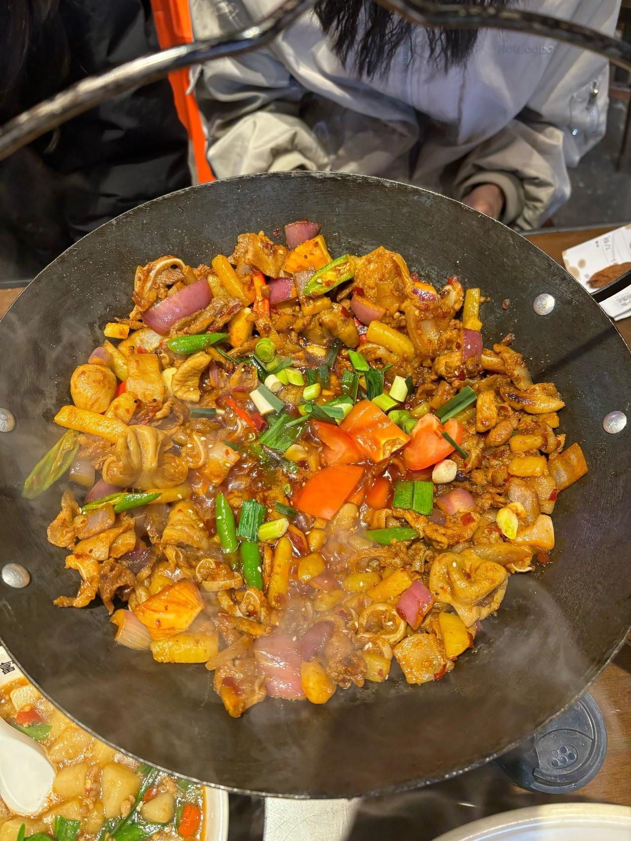 春季来张家界旅游，口味小馆子打卡攻略！张家界毛氏小馆美食推荐：1、土家三下