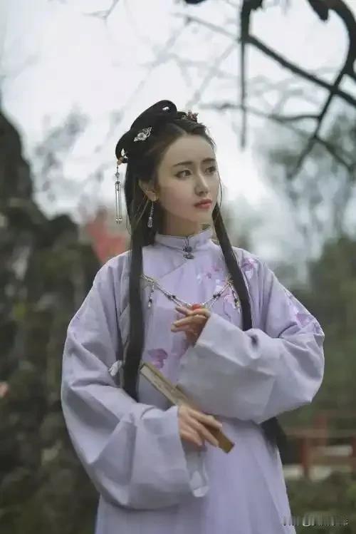 唐朝末年，一相士见到节度使李锜的婢女后惊呼：“此女将来必生天子！”李锜大喜，将她