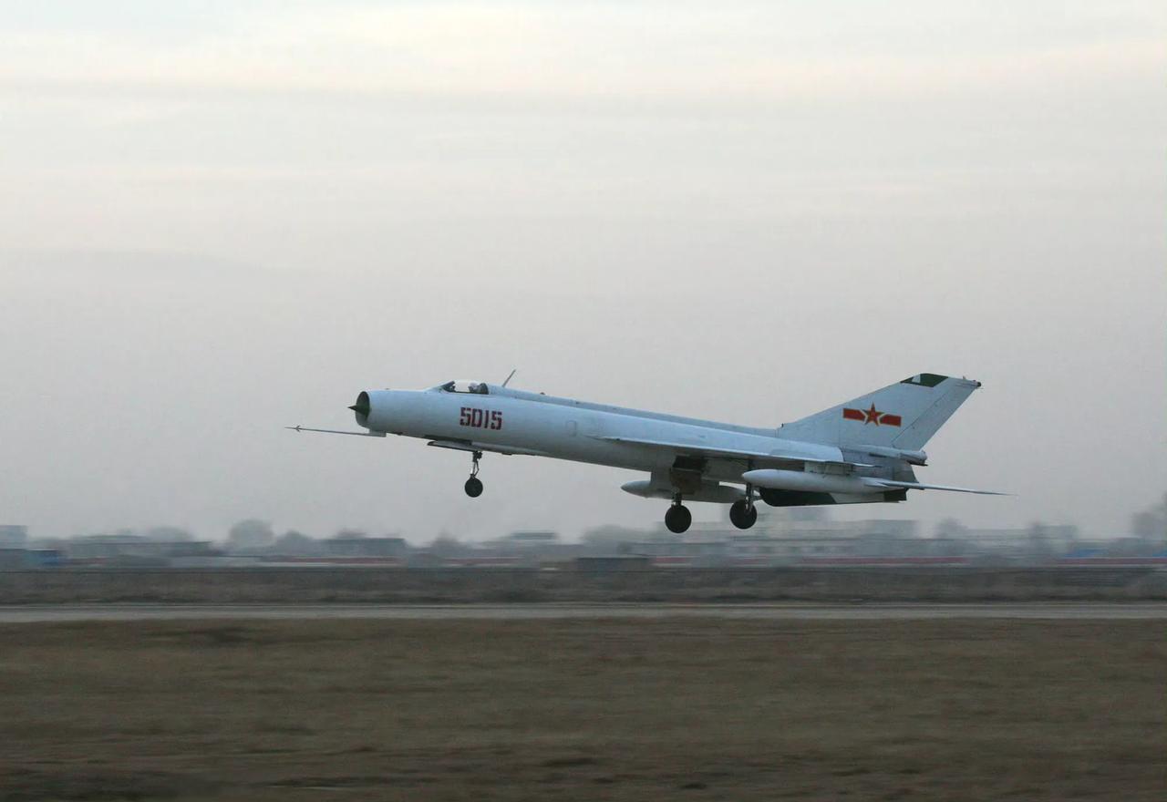 南沙海战后，为解决我军歼击机作战半径够不到南沙群岛这个大问题，当时的国防科工委副