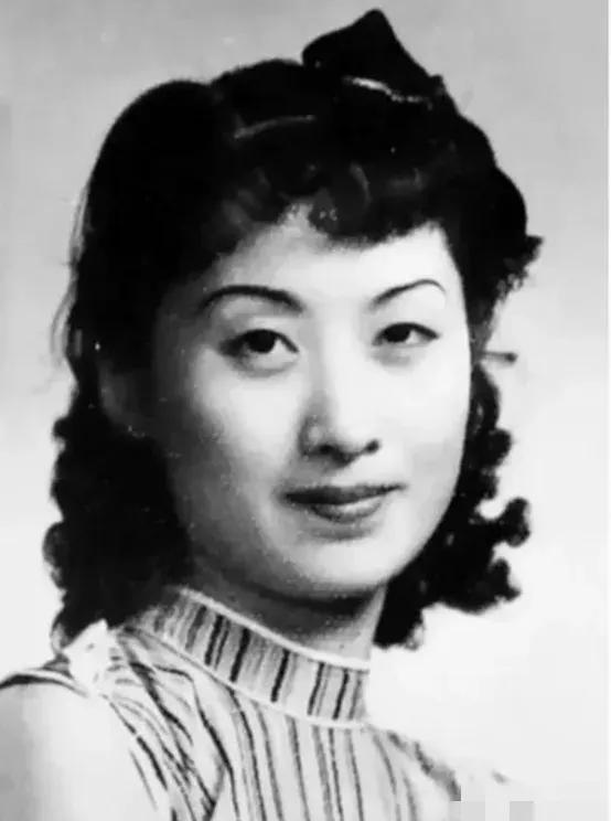 1927年，上海三大美女之一的国画家周炼霞结婚，婚后十分幸福。不料有一天丈夫出差