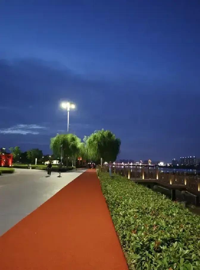 老友离婚后来店里求我收留，说赌光了家底，老婆也走了，想重新做人。我心软给他六千