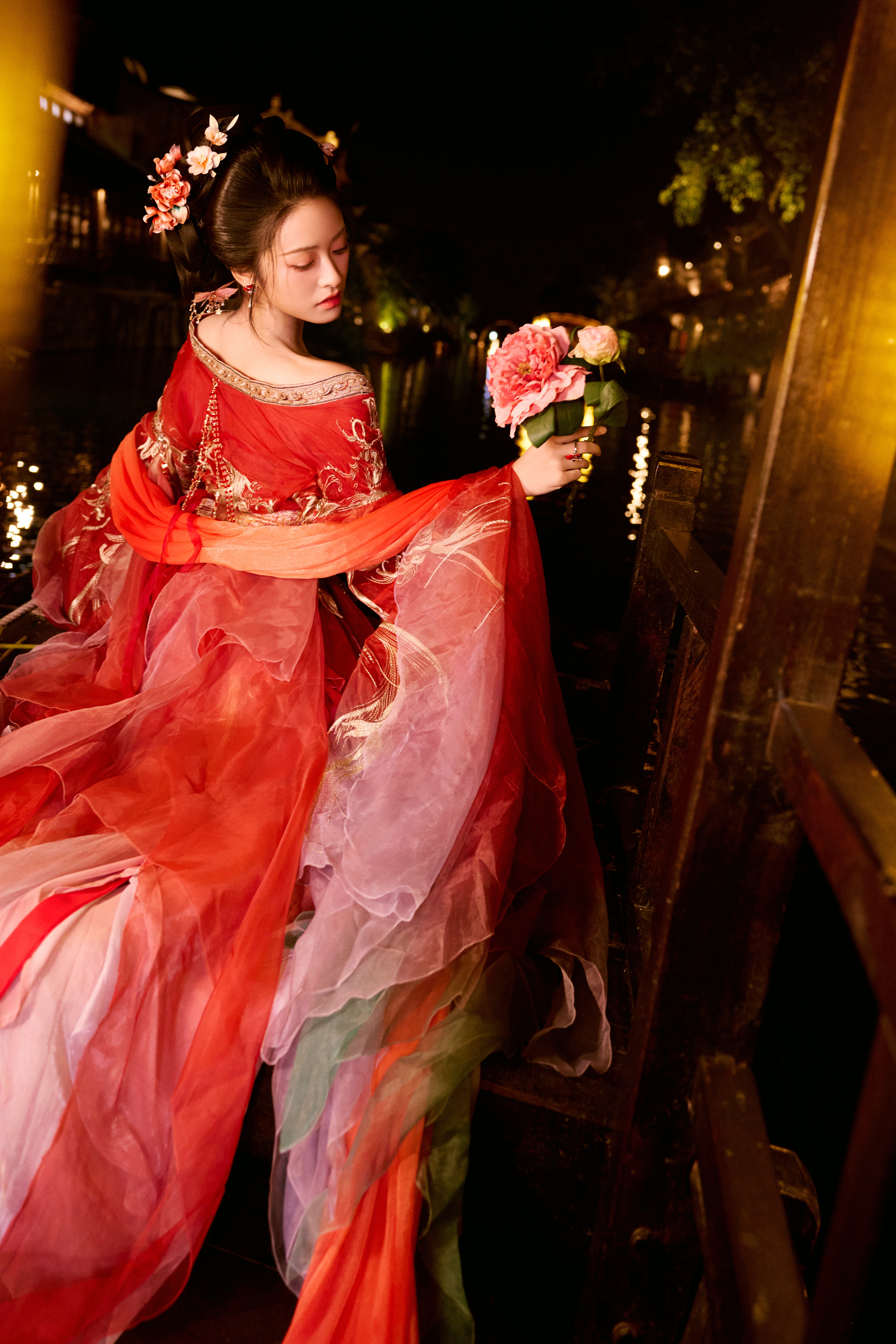 沈月夜色如墨，红裙似火。一颦一笑间，尽是温婉与惊艳。