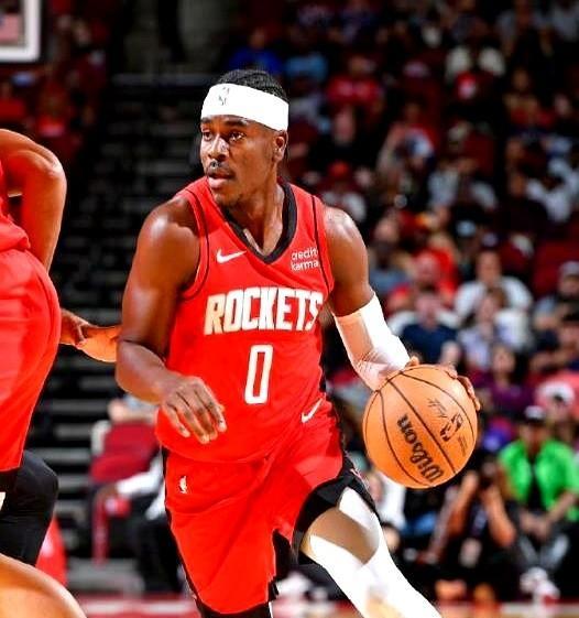 火箭队主帅乌度卡这个换人，简直是把球队往火坑里推，比赛打到第三节，丰田中心的观众