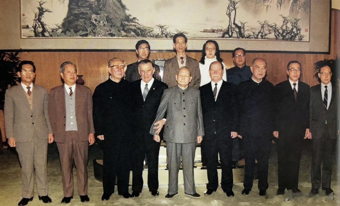 1984年12月，陈云同志会见来访的苏联部长会议第一副主席阿尔希波夫（前排左四）