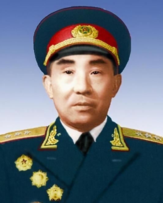 1973年5月，原军事学院院长李聚奎上将旧疾复发，住进了301医院。散步时，他假