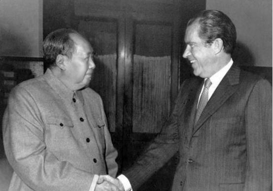 1972年，尼克松访华，毛主席送给他4两茶叶，他嫌礼物太少了，脸色当时就不好看了