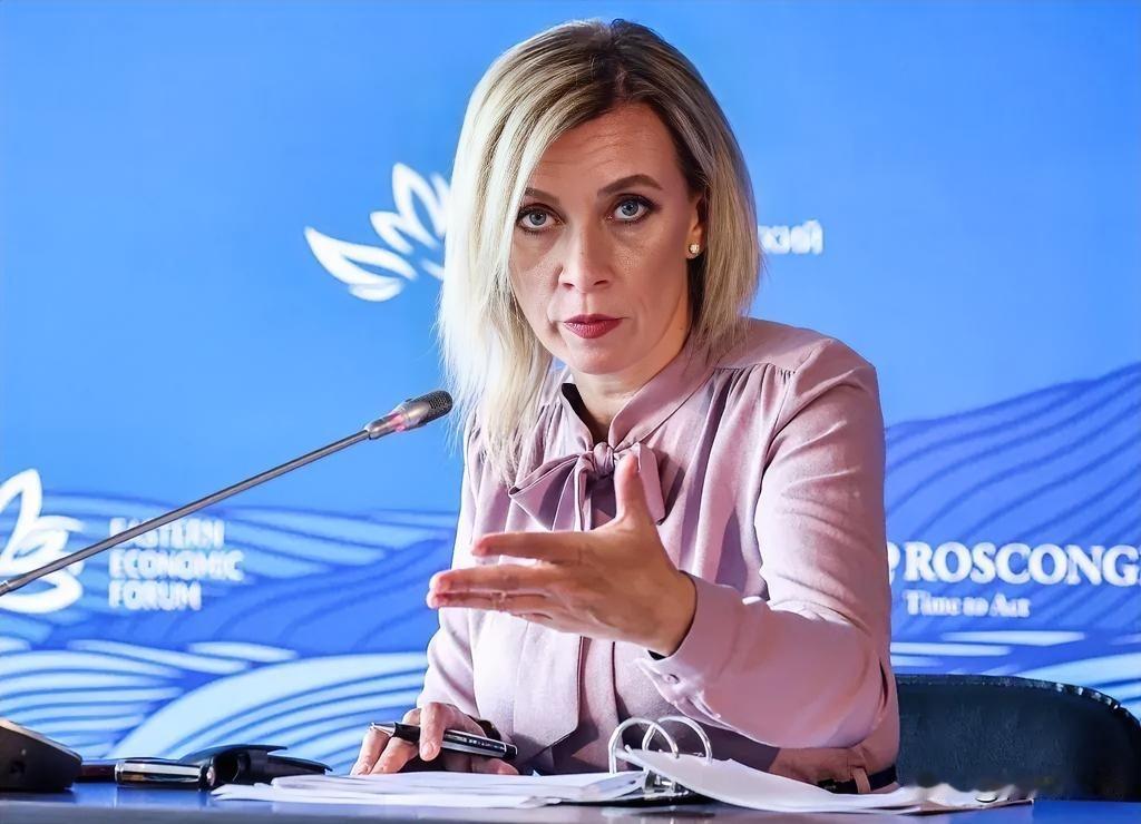 日本记者大概没料到，他那句“中国挑起事端，俄罗斯应约束中国”的提问，会换来扎哈罗