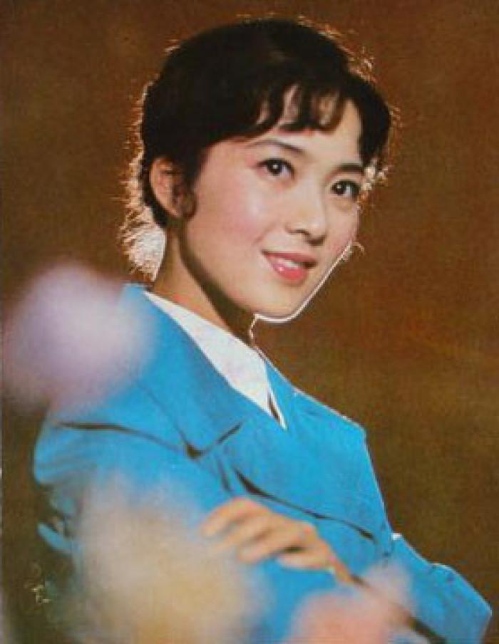 80年代最耐看的重点是：五官不是尖锐惊艳盛在骨相，神态故事感，多年后回看依然舒服