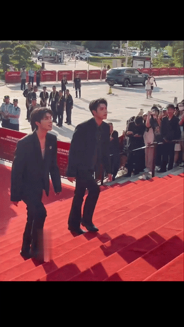 陈飞宇这言谈举止还是有点东西的，见到长辈双手弯腰握手，淡定一笑看起来沉稳又礼貌，