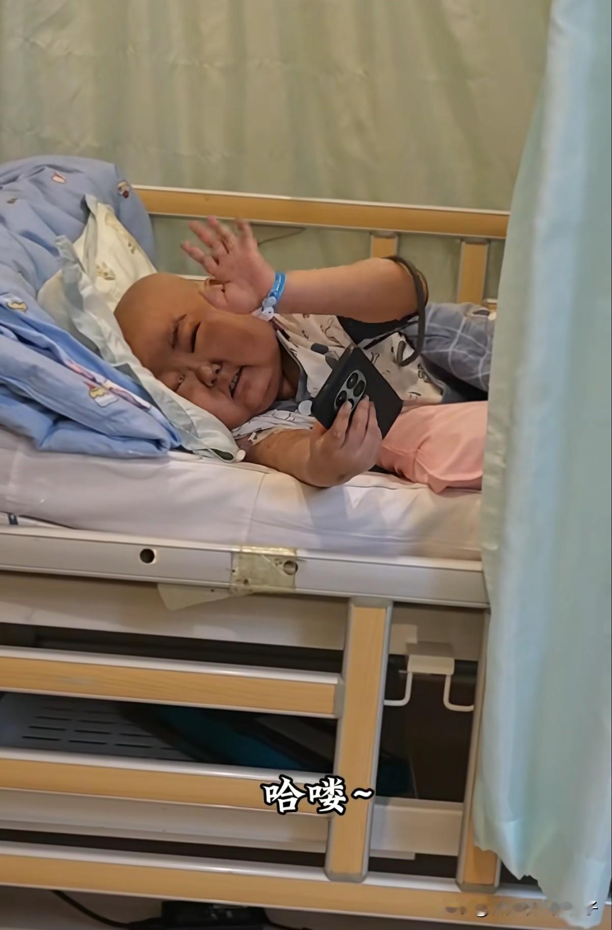 豪豪今年10岁，4岁患上白血病，最后6年他都在不断的在打针吃药、化疗，短暂的一生