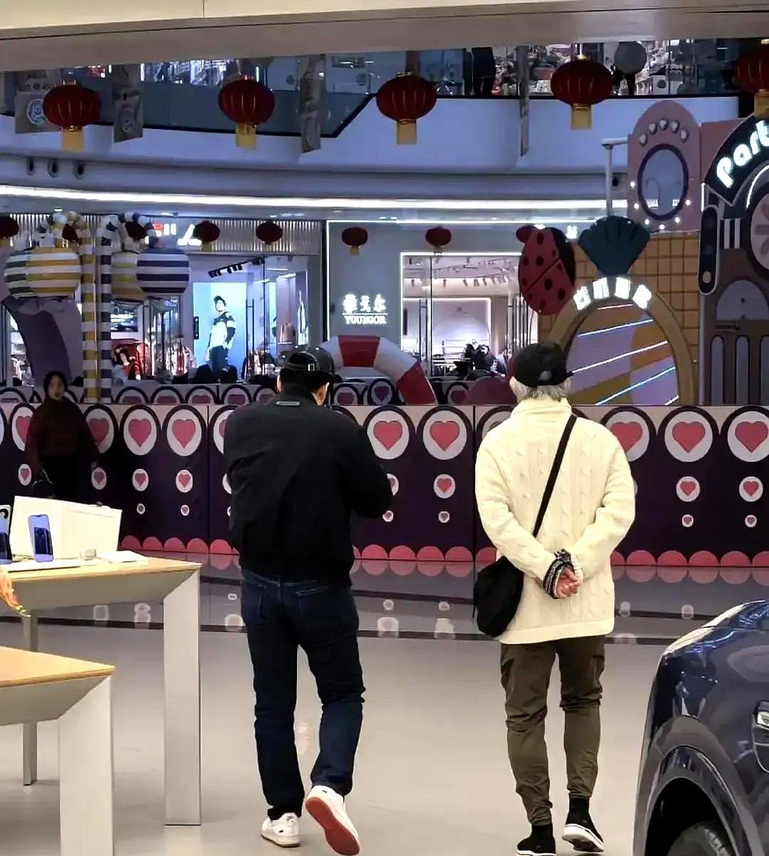 80岁的霍震霆被郭晶晶牵着逛公园，身边连个保镖影子都没有！港媒一句“反向