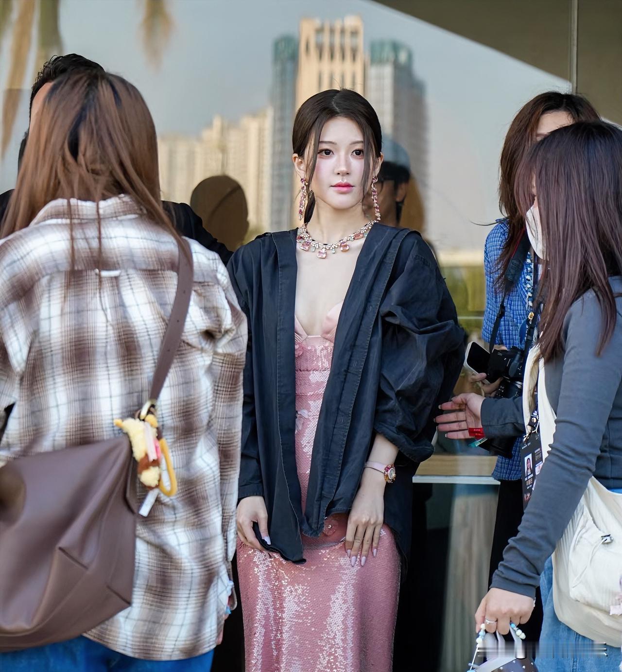 微博之夜要给赵露思颁奖这是露思回到微博的唯一筹码！她就在没有公布名单的队伍里