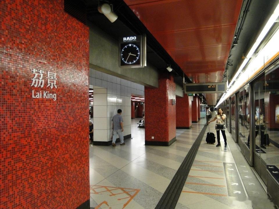 香港地铁内连发两宗抢手机橙新闻报道，16日晚上8时24分，一名48岁姓董女乘客进