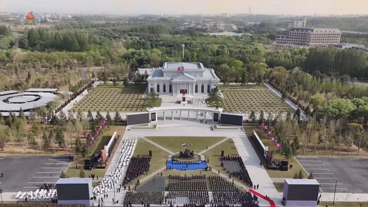 朝鲜库尔斯克战役阵亡2300多人，乌军却没有拿到一具朝鲜士兵的遗体。这事情细想就