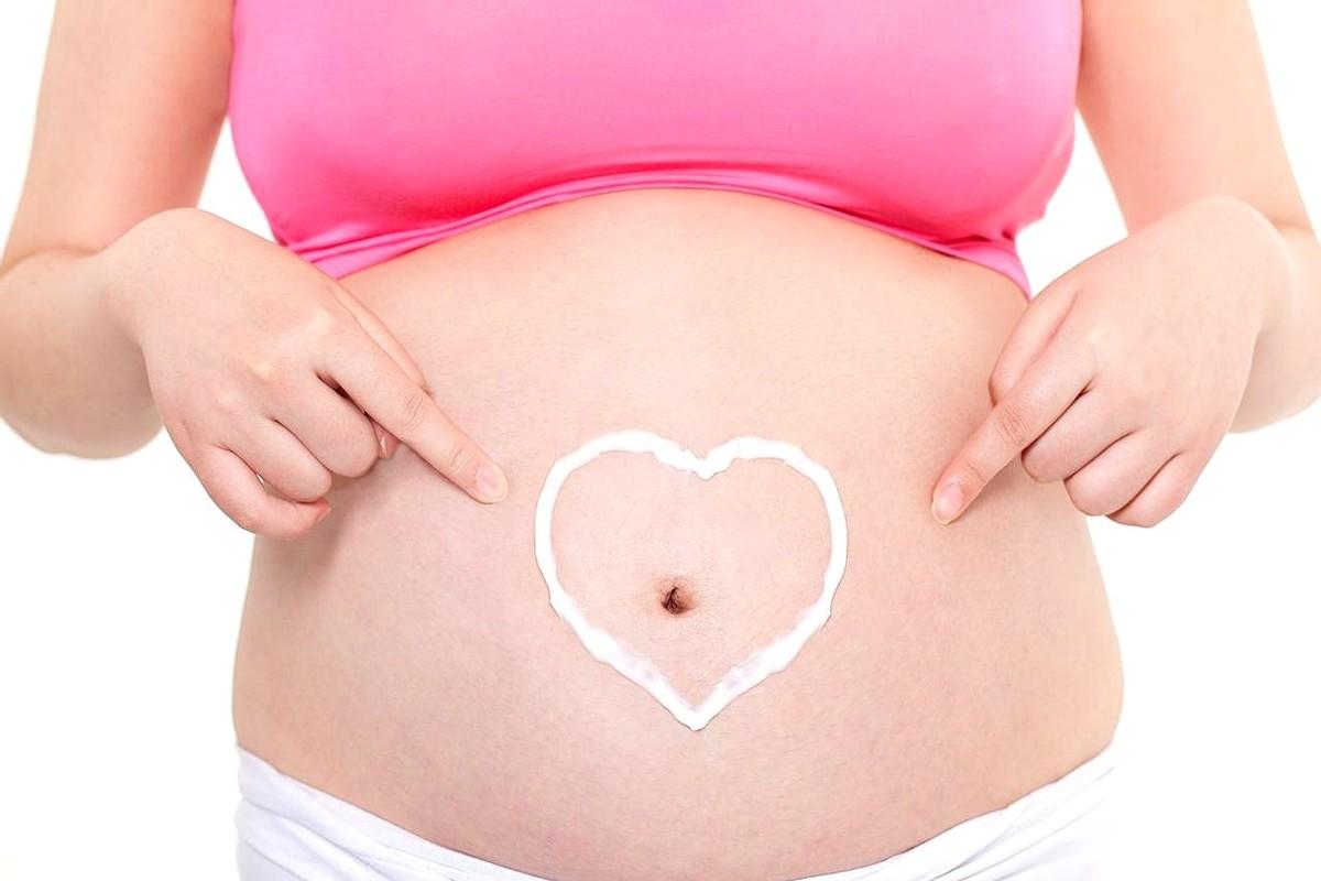 怀孕五个多月，就那一瞬间，我腿一软，扶住了卫生间的门框。厕所的灯白得晃眼，一小